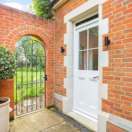 The Annexe - Beautiful Apartment With Garden Close To Heathrow And Windsor Staines-upon-Thames Екстериор снимка