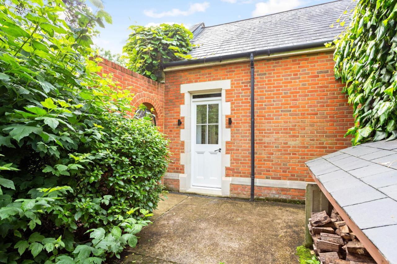 The Annexe - Beautiful Apartment With Garden Close To Heathrow And Windsor Staines-upon-Thames Екстериор снимка